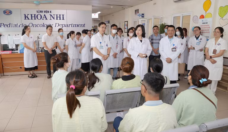 Bộ trưởng Y tế Đào Hồng Lan lắng nghe những chia sẻ của người bệnh.