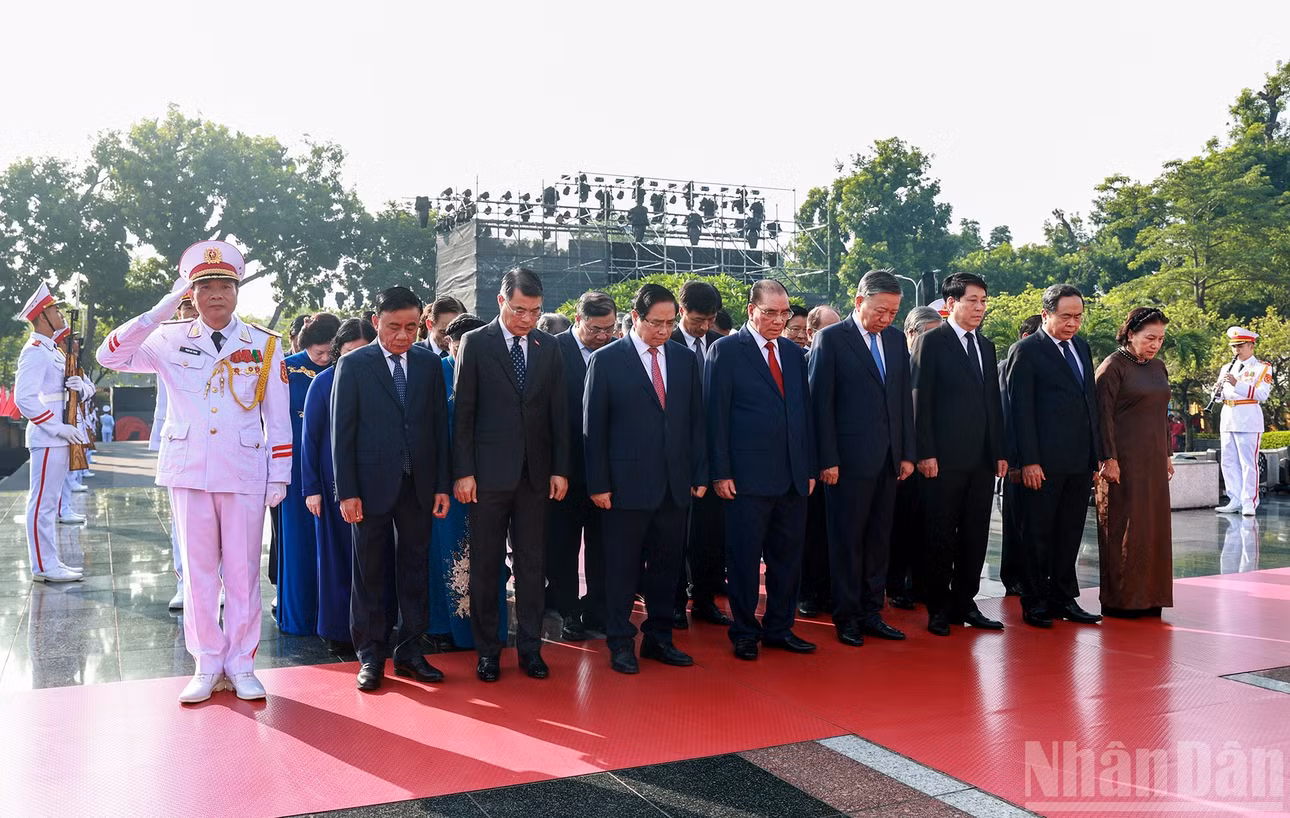 Tổng Bí thư, Chủ tịch nước Tô Lâm cùng các đồng chí lãnh đạo, nguyên lãnh đạo Đảng, Nhà nước tưởng niệm các Anh hùng liệt sĩ.
