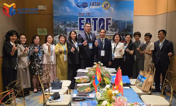 Đồng chí Vũ Văn Diện, Phó Chủ tịch Thường trực UBND thành phố Quảng Ninh, trao đổi với đại diện tỉnh Gangwon (Hàn Quốc)
