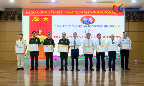 Đảng ủy các cơ quan Đảng tỉnh trao Huy hiệu 35 năm tuổi Đảng