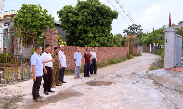 Lãnh đạo khu phố An Biên, phường Đông Triều tuyên truyền, vận động người dân hiến đất mở rộng đường giao thông.