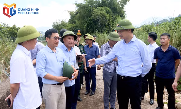 Phó Chủ tịch UBND thành phố Nguyễn Văn Công kiểm tra công trình kè bảo vệ bờ sông biên giới