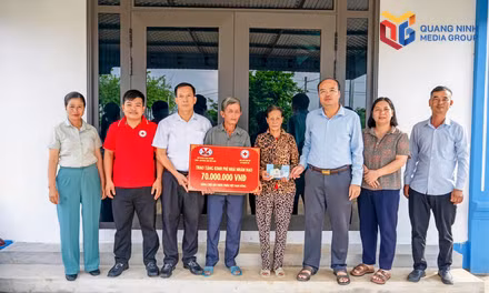 Ủy ban MTTQ xã Quảng Hà phối hợp với Hội Chữ thập đỏ xã tổ chức trao tặng nhà nhân đạo cho gia đình ông Dương Văn Vượng (khu phố Quảng Minh).