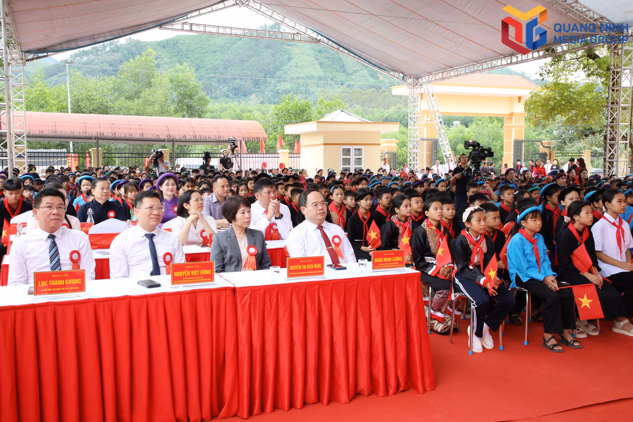 Đồng chí Đỗ Văn Chiến, Ủy viên Bộ Chính trị, Phó Chủ tịch Thường trực Quốc hội và đồng chí Quản Minh Cường, Ủy viên Ban Chấp hành Trung ương Đảng, Bí thư Thành ủy, Trưởng Đoàn ĐBQH thành phố Quảng Ninh cùng các đại biểu, các em học sinh dự lễ khai giảng qua cầu truyền hình trực tuyến.