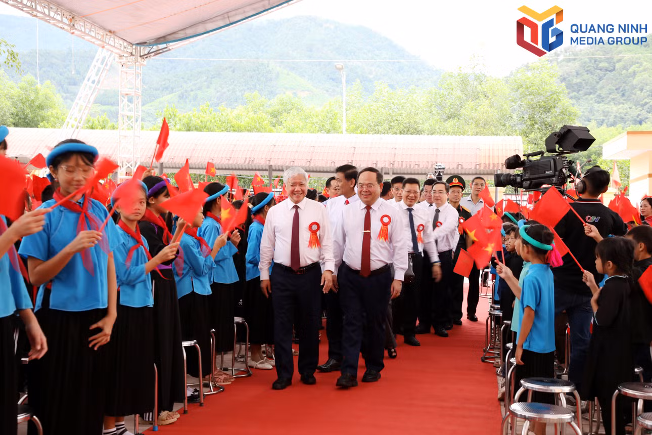 Đồng chí Đỗ Văn Chiến, Ủy viên Bộ Chính trị, Phó Chủ tịch Thường trực Quốc hội và đồng chí Quản Minh Cường, Ủy viên Ban Chấp hành Trung ương Đảng, Bí thư Thành ủy, Trưởng Đoàn ĐBQH thành phố Quảng Ninh, cùng các đại biểu đến dự lễ khai giảng năm học mới và Lễ khánh thành Trường Phổ thông nội trú TH&amp;THCS Bình Liêu.