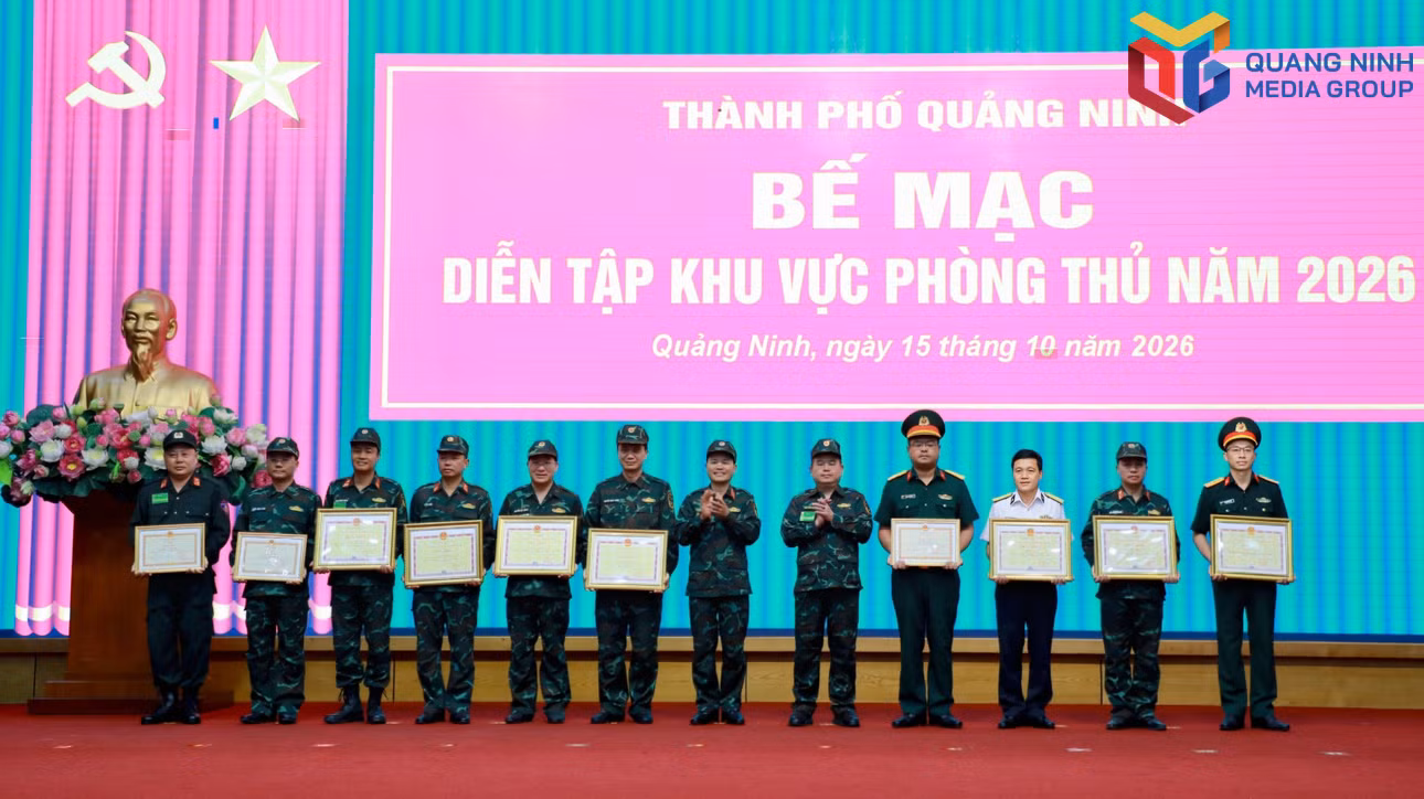 Đồng chí Bí thư Thành ủy và đồng chí Tư lệnh Quân khu 3 trao Bằng khen của Quân khu 3 và UBND thành phố cho các tập thể, cá nhân có thành tích xuất sắc.