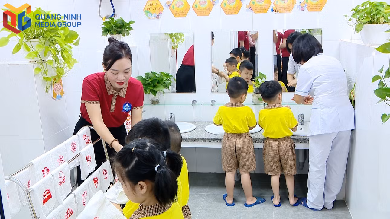 Trẻ em tại Trường Mầm non Hồng Gai được hướng dẫn rửa tay đúng cách.
