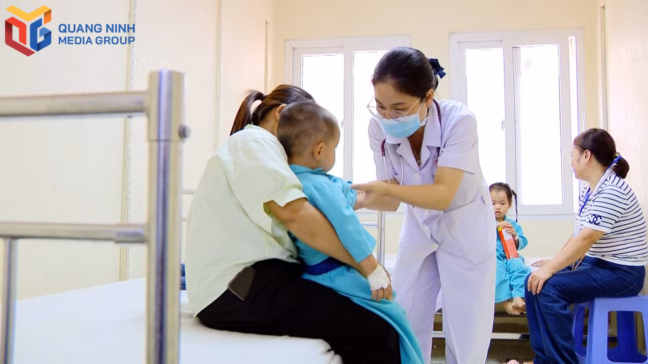 Bệnh nhi mắc cúm A đang được điều trị tại Bệnh viện Việt Nam - Thụy Điển Uông Bí.