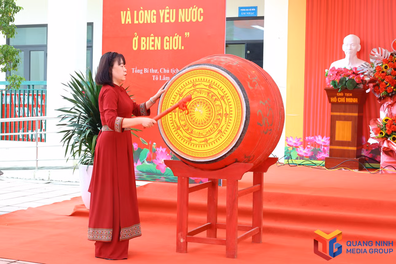 Hiệu trưởng trường Phổ thông nội trú TH&amp;THCS Đồng Tâm, gióng trống khai giảng năm học mới.