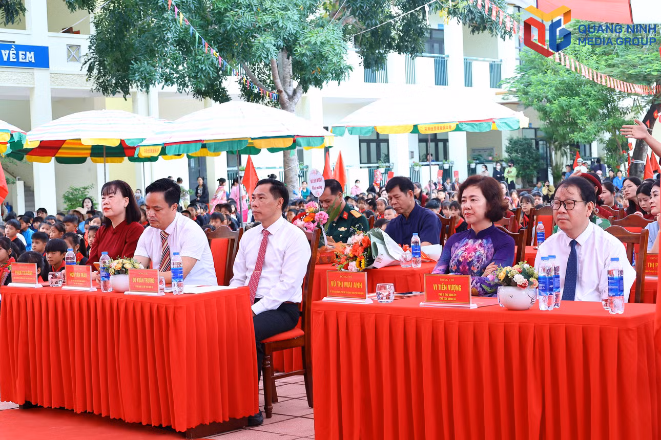 Đồng chí Vũ Thị Mai Anh, Phó Chủ tịch UBND thành phố tham dự lễ khai giảng cùng thầy và trò trường PTNT TH&amp;THCS Đồng Tâm.