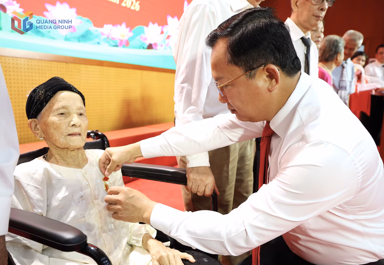 Đồng chí Cao Tường Huy, Ủy viên Ban Thường vụ Tỉnh ủy, Bí thư Đảng ủy, Chủ tịch HĐND đặc khu Vân Đồn, trao Huy hiệu 60 năm tuổi Đảng cho đảng viên Điệp Thị Choong, Chi bộ thôn Đoàn Kết 1.