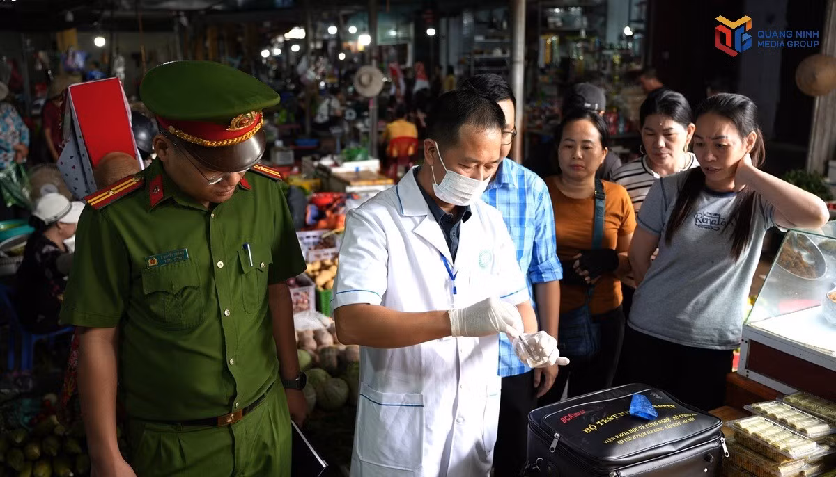 doan-kiem-tra-lien-nganh-tien-hanh-test-cac-chat-phu-gia-trong-thuc-pham-tai-mot-so-co-so-san-xuat-che-bien-gio-cha-tren-dia-ban-xa-9039.jpg