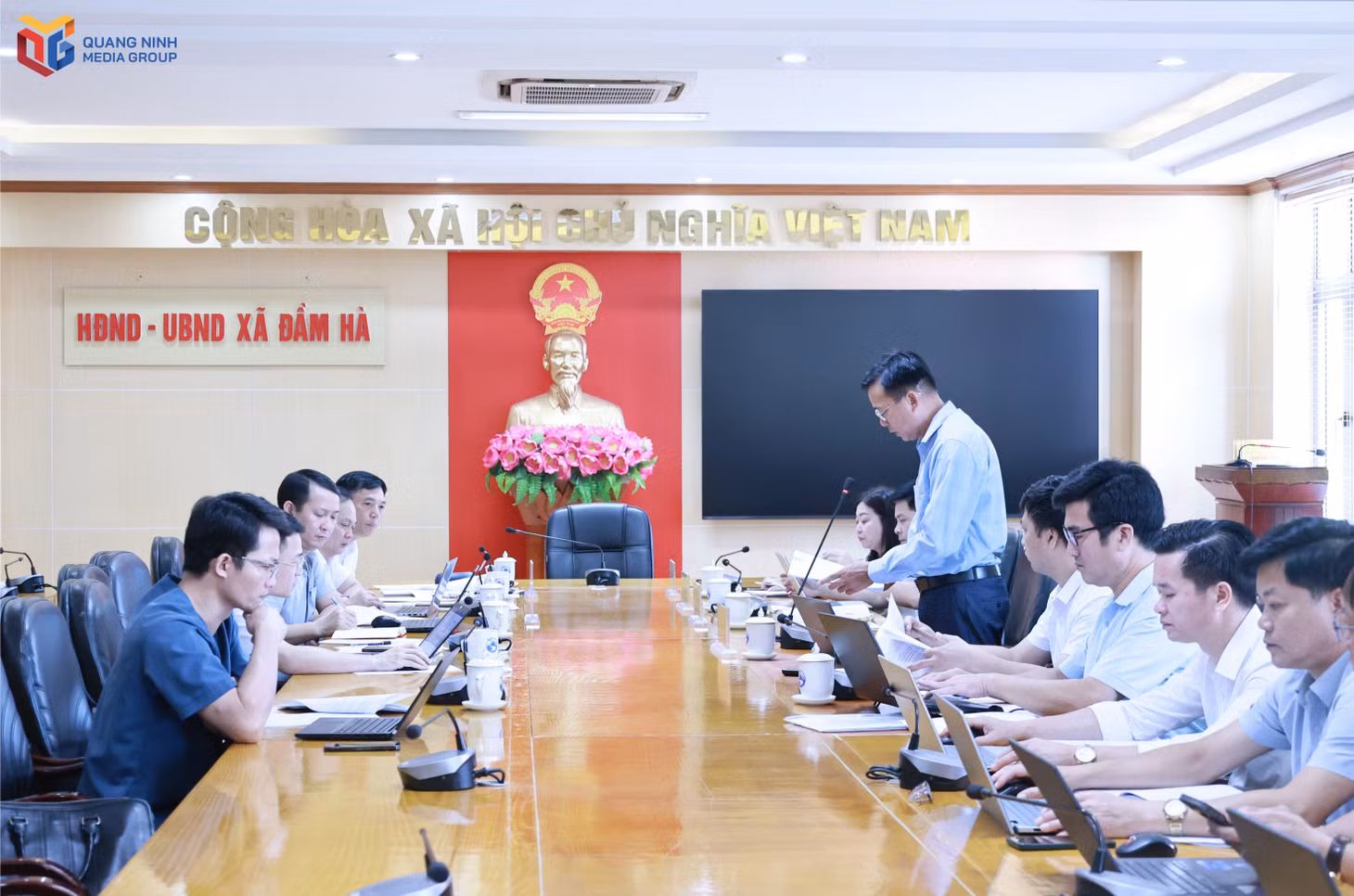 quang-canh-buoi-lam-viec.jpg