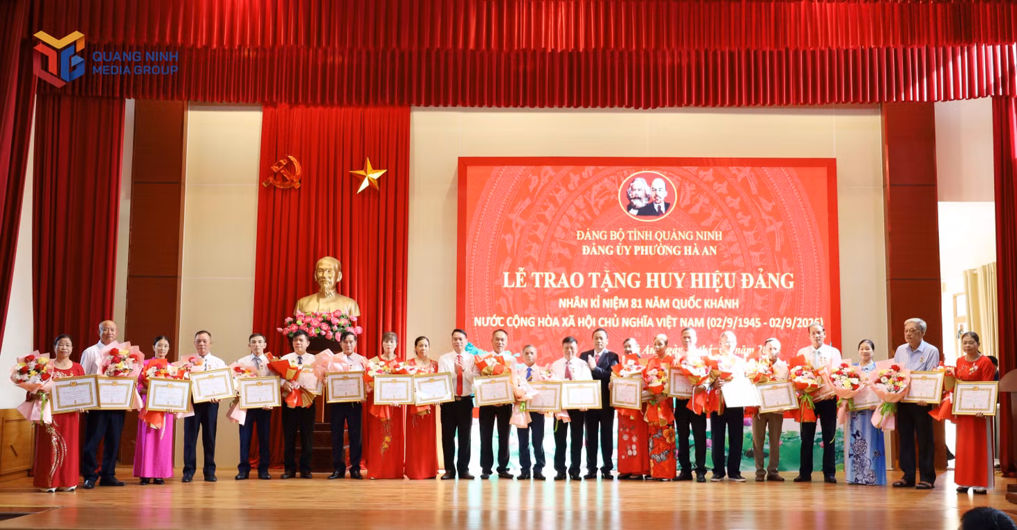 Các đảng viên thuộc các chi bộ trực thuộc Đảng bộ phường Hà An đều bày tỏ niềm vinh dự, tự hào khi được trao tặng đúng vào dịp kỷ niệm 81 năm ngày Quốc khánh và đặc biệt là ngày Quảng Ninh đón nhận một dấu mốc mới trên hành trình phát triển - thành phố Quảng Ninh.