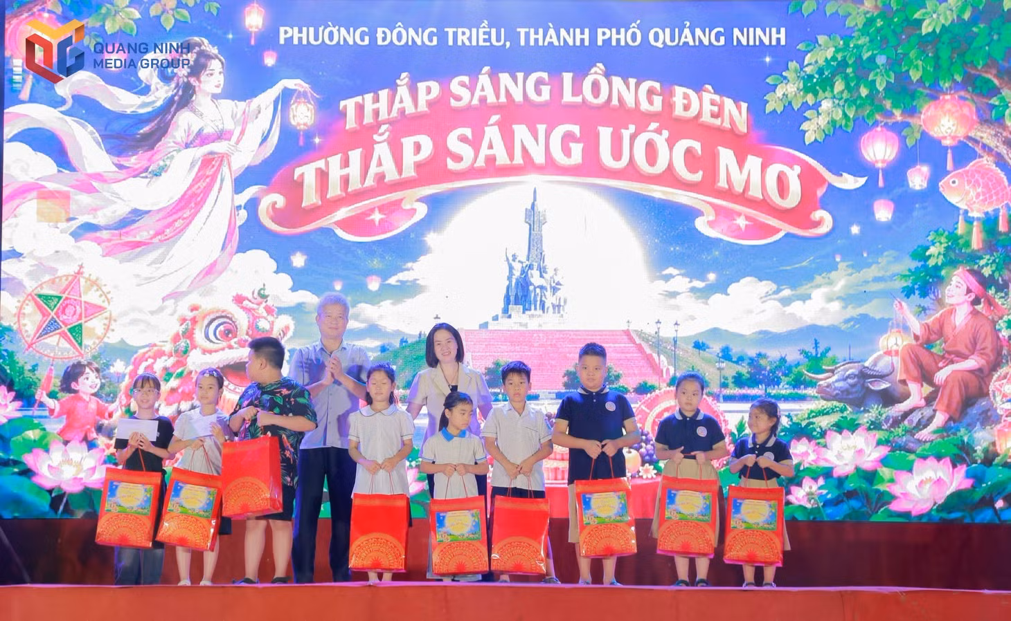 cac-dong-chi-lanh-dao-phuong-dong-trieu-trao-qua-cho-cac-em-hoc-sinh-co-hoan-canh-kho-khan-tren-dia-ban-phuong-9033.jpg