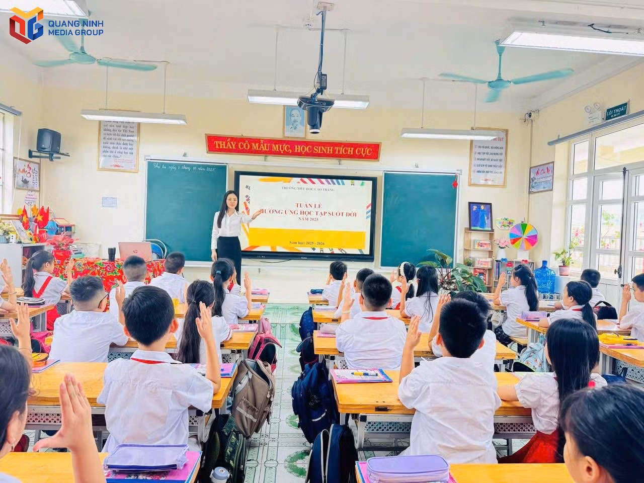 Cô giáo Trần Thị Phương Thủy hướng dẫn học sinh khai thác học liệu số...