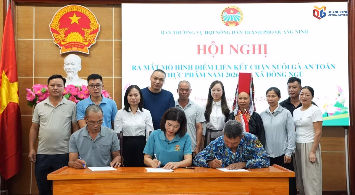 dai-dien-cac-hoi-vien-tham-gia-ky-cam-ket-chan-nuoi-ga-dam-bao-an-toan-thuc-pham-2004.jpg