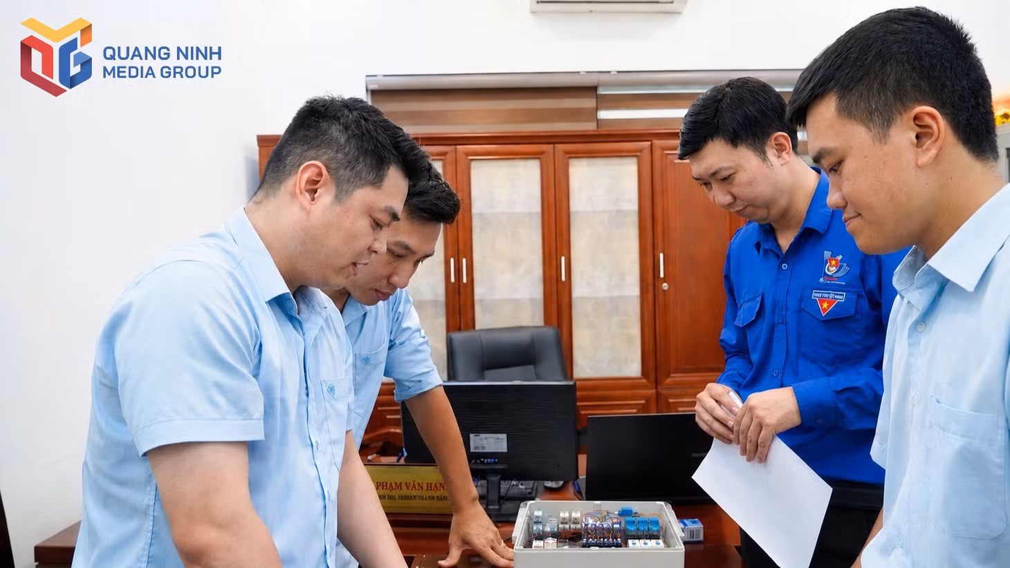 anh-can-bo-ky-su-tre-than-ha-tu-trao-doi-nghien-cuu-giai-phap-ky-thuat-tung-buoc-lam-chu-cong-nghe-va-dua-sang-tao-vao-giai-quyet-nhung-yeu-cau-thuc-tien-cua-san-xuat-8278.jpg