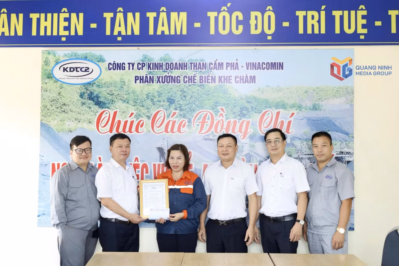 Đảng ủy Công ty biểu dương, khen thưởng kịp thời cán bộ, đảng viên, người lao động đạt thành tích, có nhiều nỗ lực trong lao động, sản xuất.