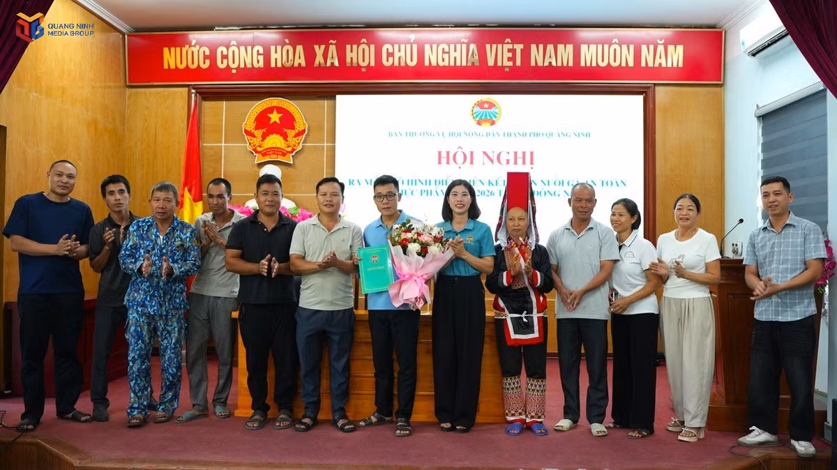 lanh-dao-hoi-nong-dan-xa-dong-ngu-trao-quyet-dinh-thanh-lap-mo-hinh-diem-lien-ket-chan-nuoi-ga-an-toan-thuc-pham-tren-dia-ban-xa-8951.jpg