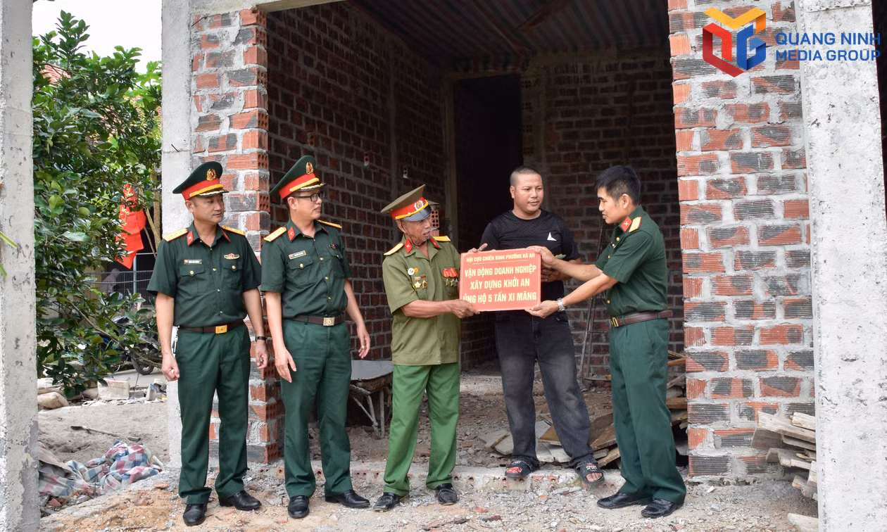 Phường Hà An: Trao 105 triệu đồng hỗ trợ xóa nhà tạm, nhà dột nát