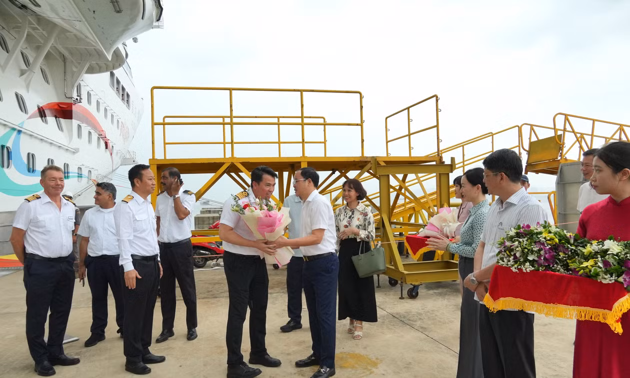 Tàu Adora Magic City cập Cảng tàu khách quốc tế Hạ Long.