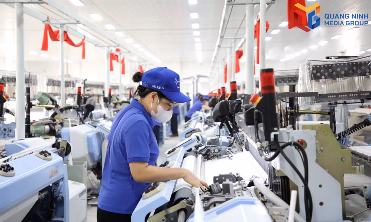 Sản xuất sản phẩm vải dệt tại Công ty TNHH Dệt may Wellrain (Việt Nam), KCN Hải Hà. Ảnh: Mạnh Trường
