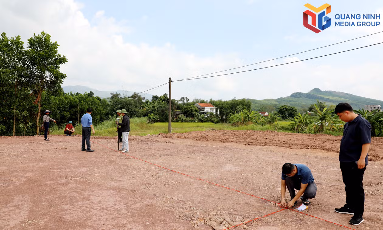 Xã Điền Xá thực hiện đo diện tích các ô đất tái định cư. Ảnh: Mạnh Trường