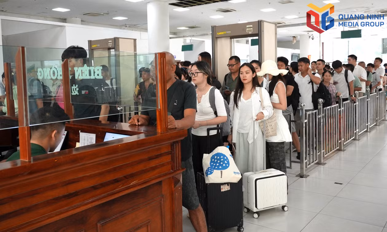 Nhộn nhịp khách Trung Quốc qua Cửa khẩu quốc tế Móng Cái