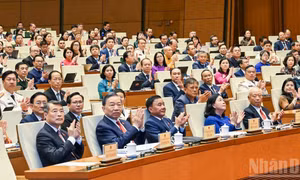 Tổng Bí thư, Chủ tịch nước Tô Lâm; Thủ tướng Chính phủ Lê Minh Hưng; Ủy viên Bộ Chính trị, Thường trực Ban Bí thư Trần Cẩm Tú; các đồng chí lãnh đạo, nguyên lãnh đạo Đảng và Nhà nước, các đại biểu Quốc hội dự phiên khai mạc. (Ảnh: DUY LINH)
