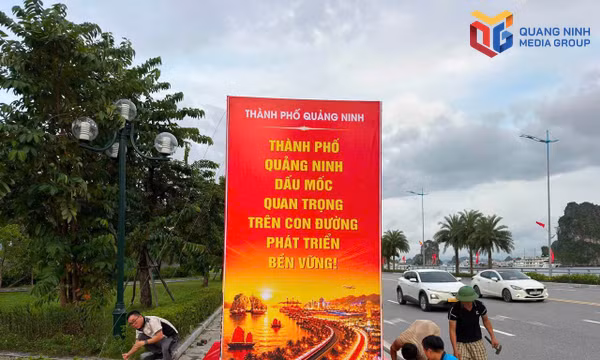 Công nhân Công ty Quảng cáo Quang Minh lắp đặt các cụm pano chào mừng thành phố Quảng Ninh.