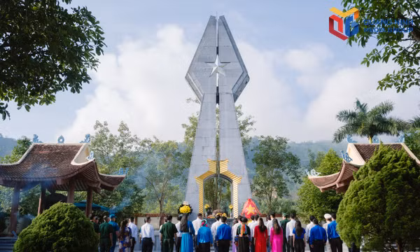 Cán bộ, nhân dân xã Hải Sơn dâng hoa Đài tưởng niệm Liệt sỹ Pò Hèn.