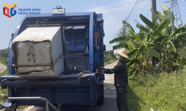 Thu gom rác thải sinh hoạt tại xã Quảng Tân.