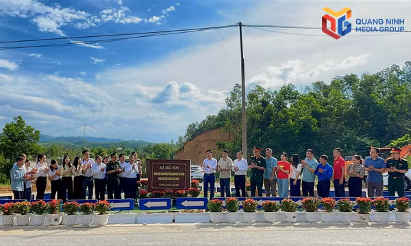Xã Hải Sơn gắn biển công trình chào mừng thành phố Quảng Ninh