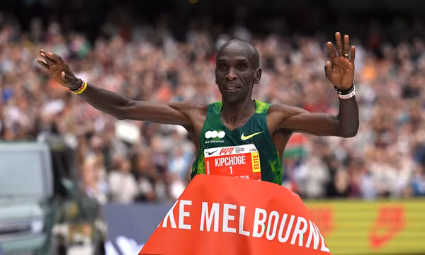 Eliud Kipchoge lập kỷ lục giải marathon Melbourne
