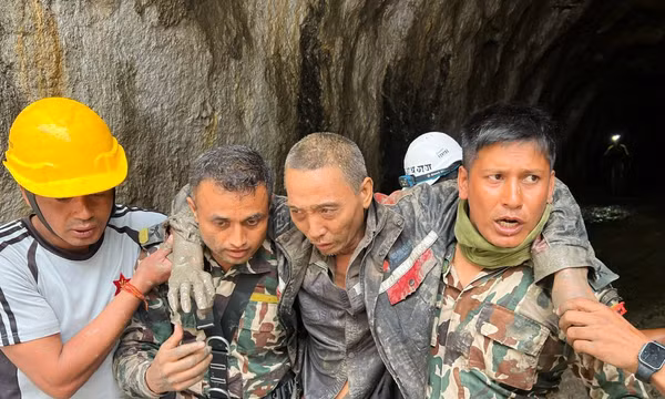 Nepal giải cứu hai người còn sống sau 10 ngày lũ lụt