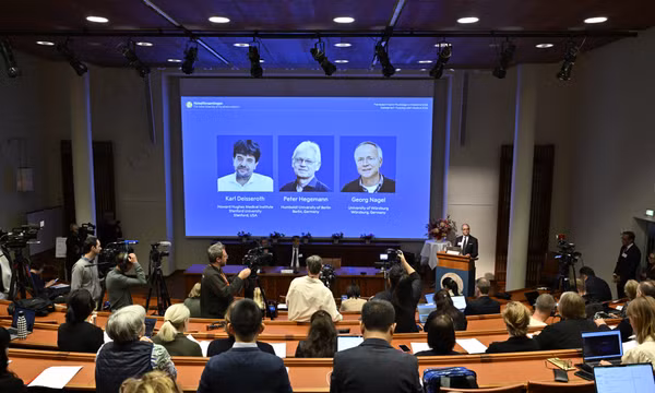 Giải Nobel Y sinh 2026 vinh danh 3 nhà khoa học về quang di truyền học