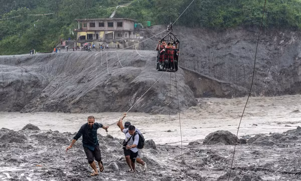 Người dân vùng lũ Nepal chật vật mưu sinh