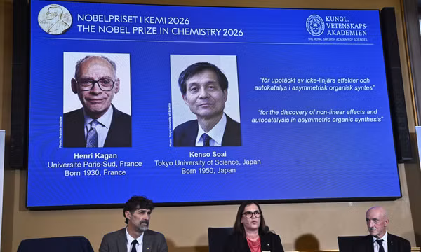 Giải Nobel Hóa học 2026 vinh danh hai nhà khoa học nghiên cứu về phân tử ảnh gương
