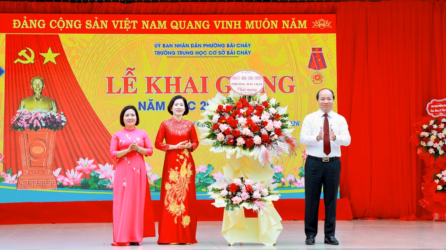 Lãnh đạo phường Bãi Cháy tặng hoa chúc mừng tập thể Trường THCS Bãi Cháy nhân dịp khai giảng năm học mới.