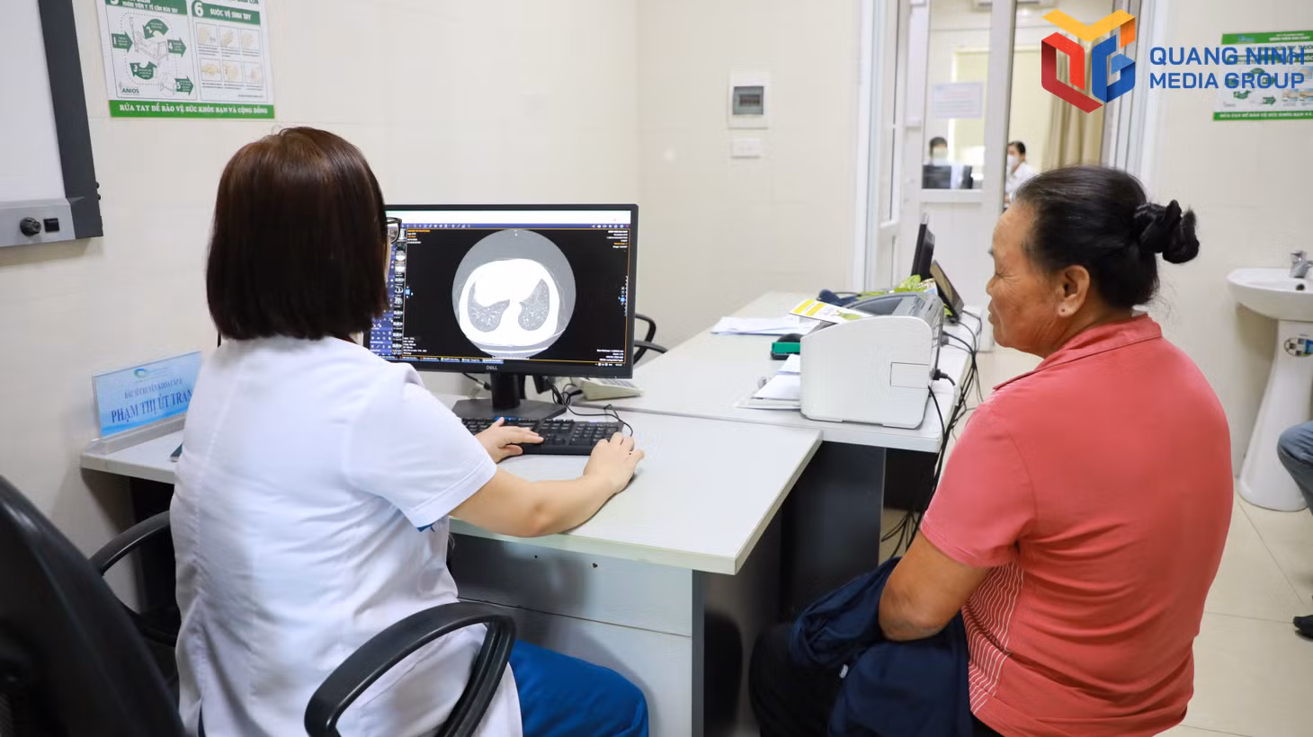 Bác sĩ Bệnh viện Bãi Cháy tra cứu hồ sơ khám chữa bệnh được cập nhật trên hệ thống tái khám định kỳ cho bệnh nhân.