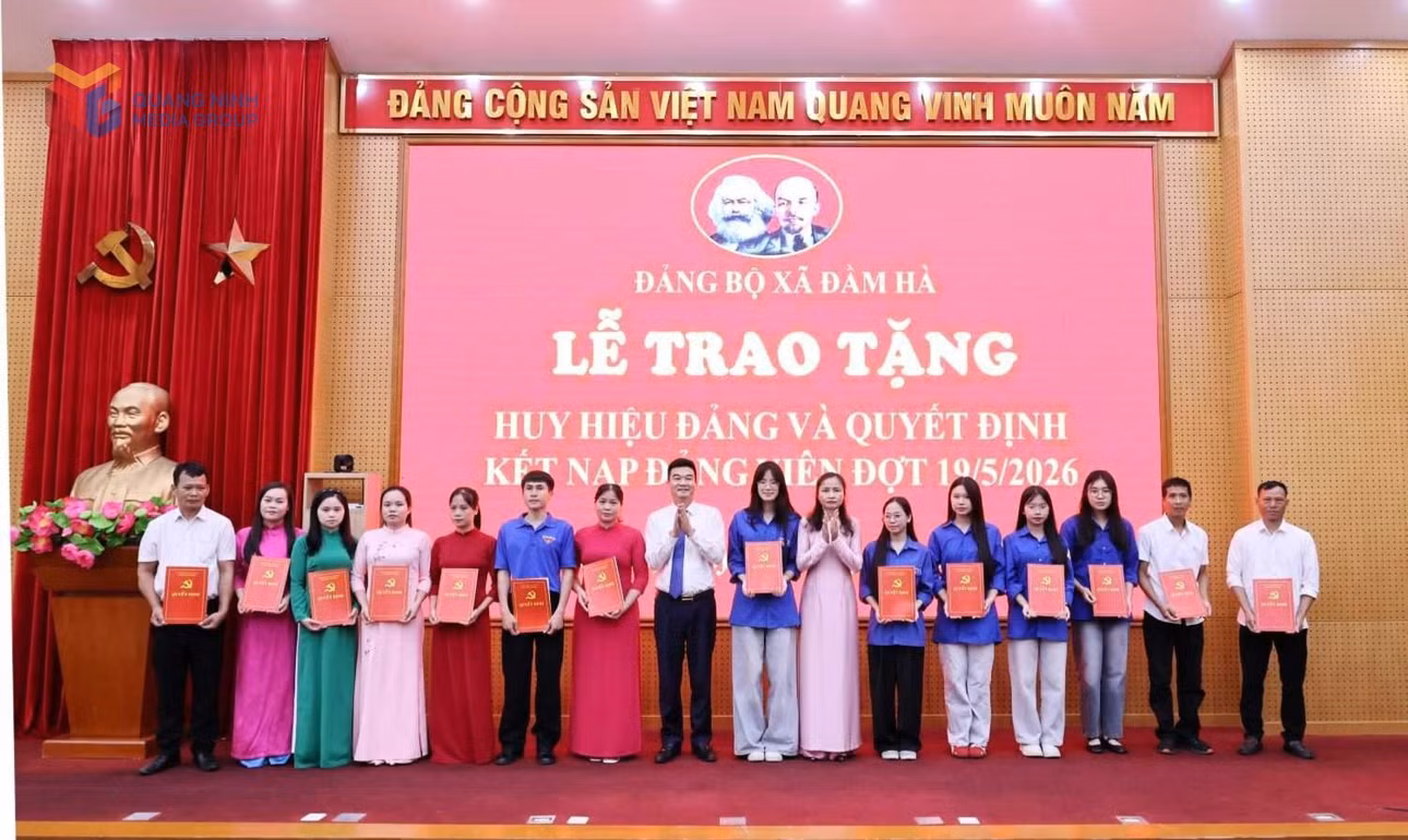 dong-chi-tran-anh-cuong-bi-thu-dang-uy-xa-chu-tich-hdnd-xa-va-dong-chi-vu-thi-vui-pho-bi-thu-thuong-truc-dang-uy-xa-trao-quyet-dinh-ket-nap-dang-vien-dot.jpg
