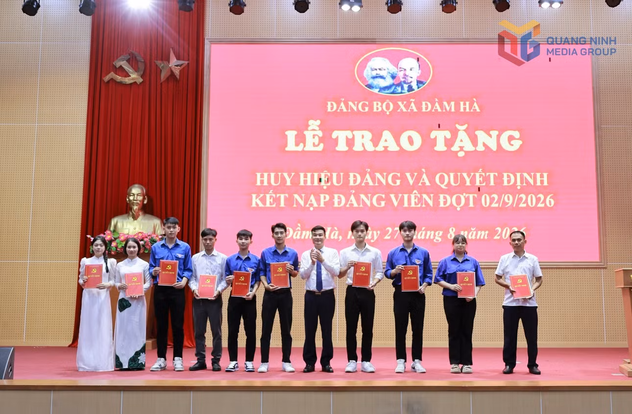 dong-chi-tran-anh-cuong-bi-thu-dang-uy-chu-tich-hdnd-xa-trao-quyet-dinh-ket-nap-dang-cho-cac-dong-chi-dang-vien-dot.jpg