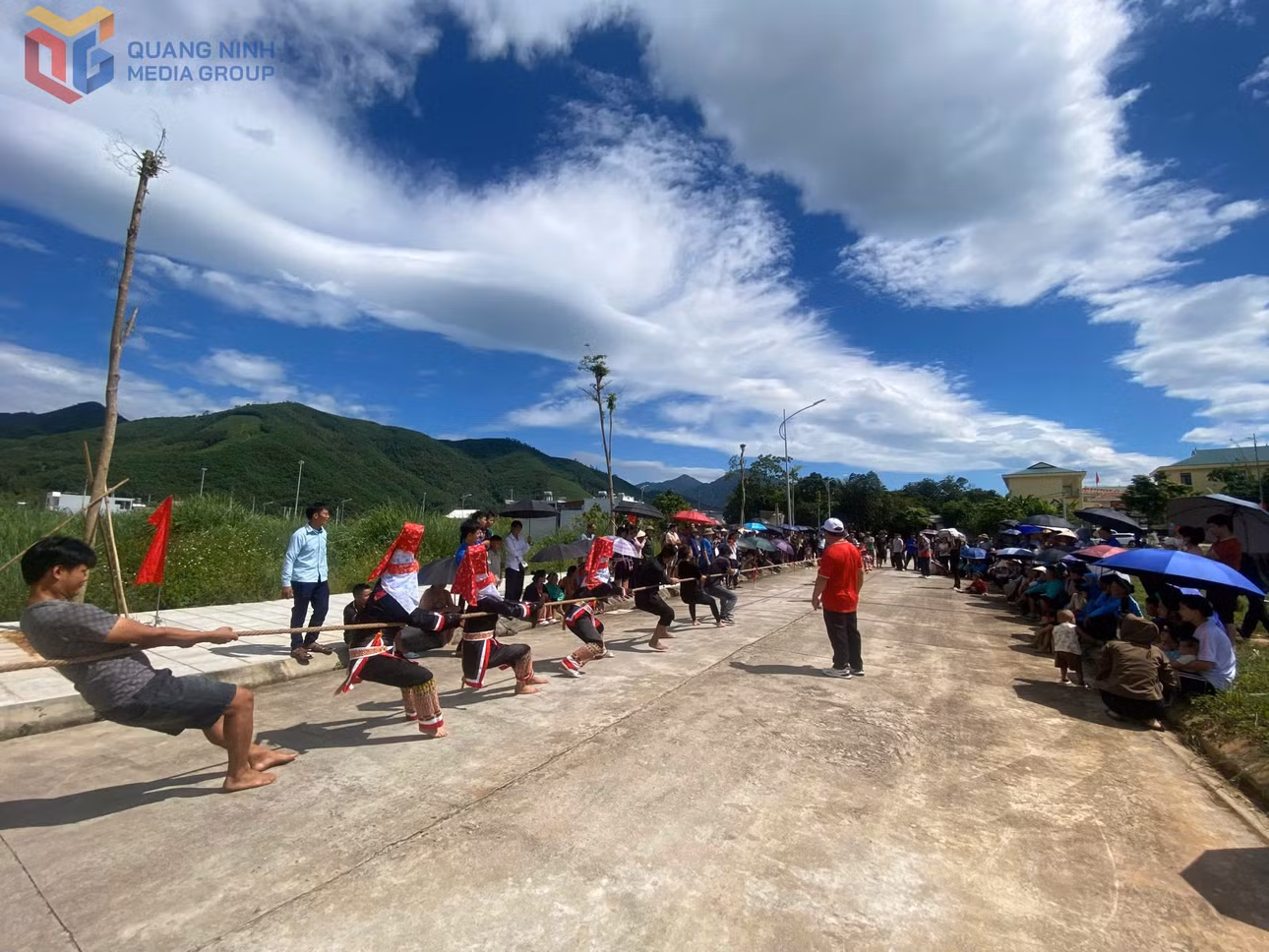6-doi-thi-den-tu-6-thon-ban-da-cung-nhau-thi-dau-mon-keo-co-4764.jpg