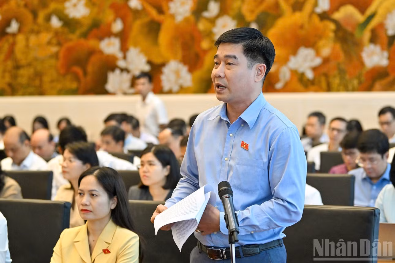 Đại biểu Lê Thanh Hoàn - Đoàn đại biểu Quốc hội tỉnh Thanh Hóa phát biểu. (Ảnh: THỦY NGUYÊN)