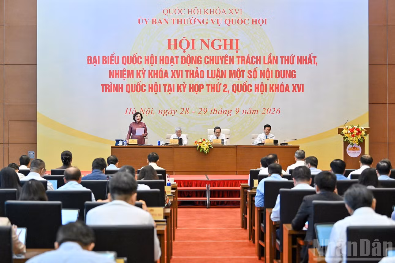 Phó Chủ tịch Quốc hội Nguyễn Thị Hồng điều hành phiên thảo luận về dự án Luật Phát triển doanh nghiệp nhỏ và vừa. (Ảnh: THỦY NGUYÊN)