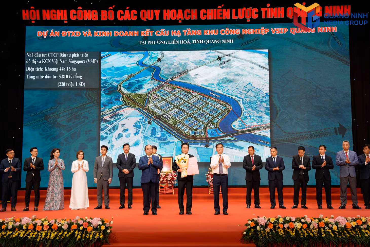 Các đồng chí lãnh đạo Quảng Ninh trao Quyết định đầu tư Dự án Đầu tư xây dựng và Kinh doanh kết cấu hạ tầng KCN VSIP Quảng Ninh tại phường Liên Hòa.