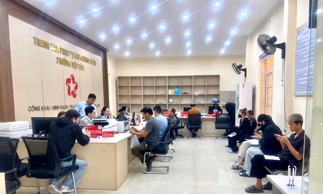 Người dân đến thực hiện thủ tục hành chính ở Trung tâm Phục vụ hành chính công phường Hiệp Hoà.