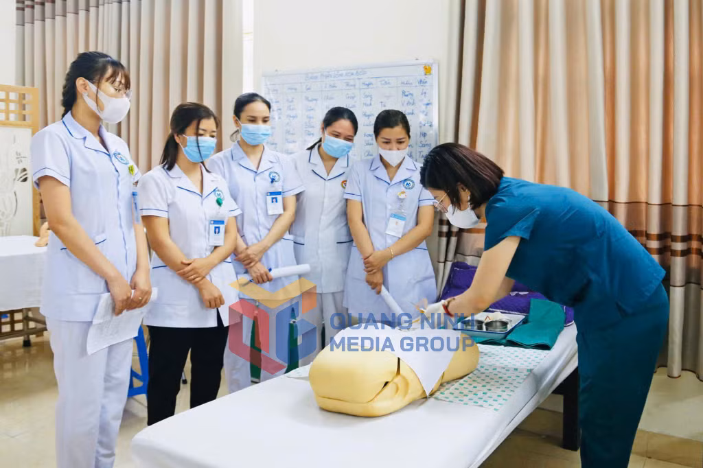 2025-10_Sinh viên Khoa Điều dưỡng, Trường Cao đẳng Y tế Quảng Ninh học thực hành tại trường. Ảnh: Lan Anh