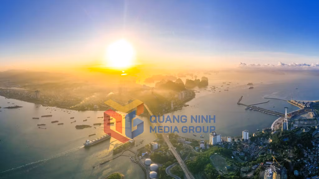 2025-01_Cảnh đẹp đầy thơ mộng của vịnh Cửa Lục khi đón ánh bình minh. Ảnh: Hùng Sơn